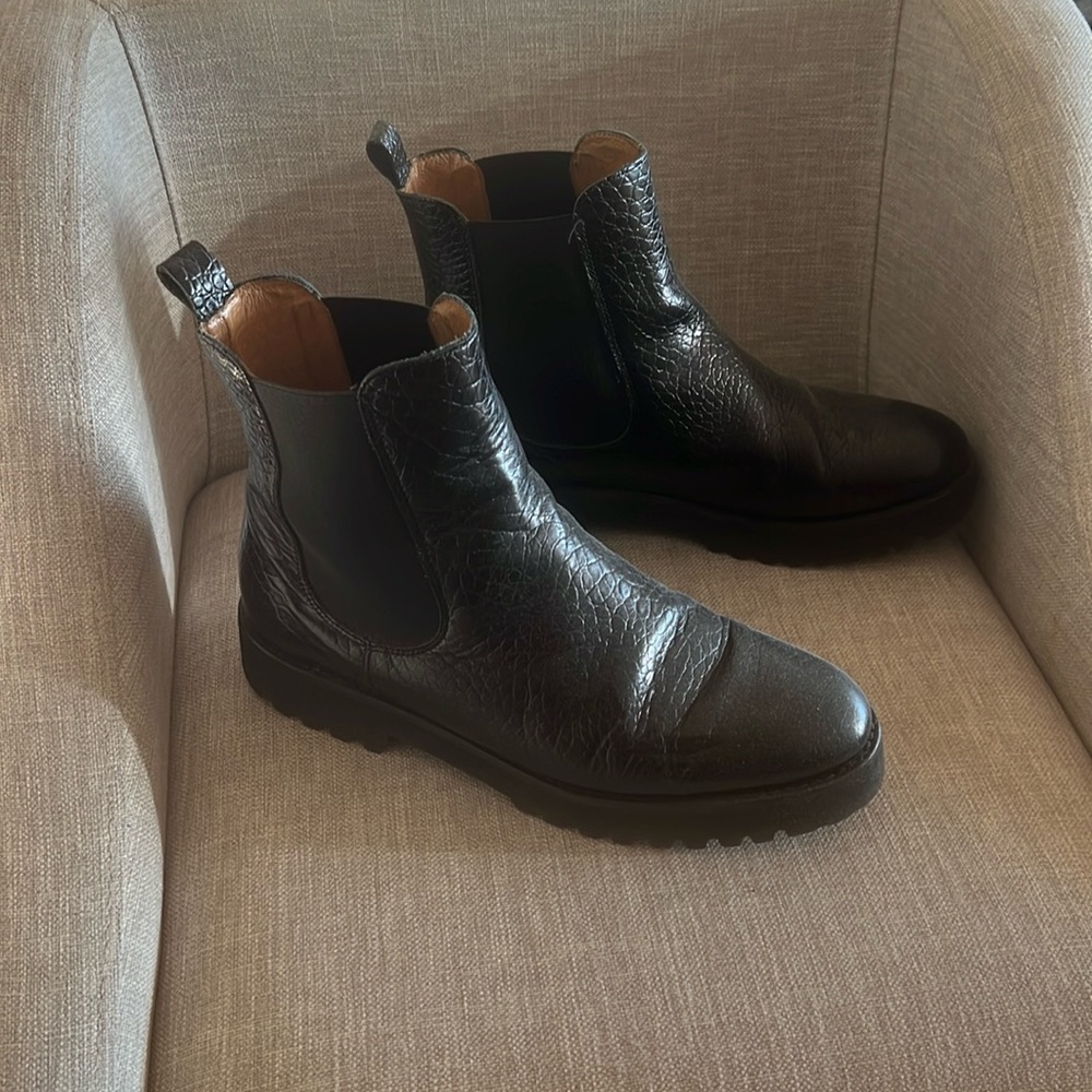 Andre assous Chelsea boot size 9 not new- snakeskin look